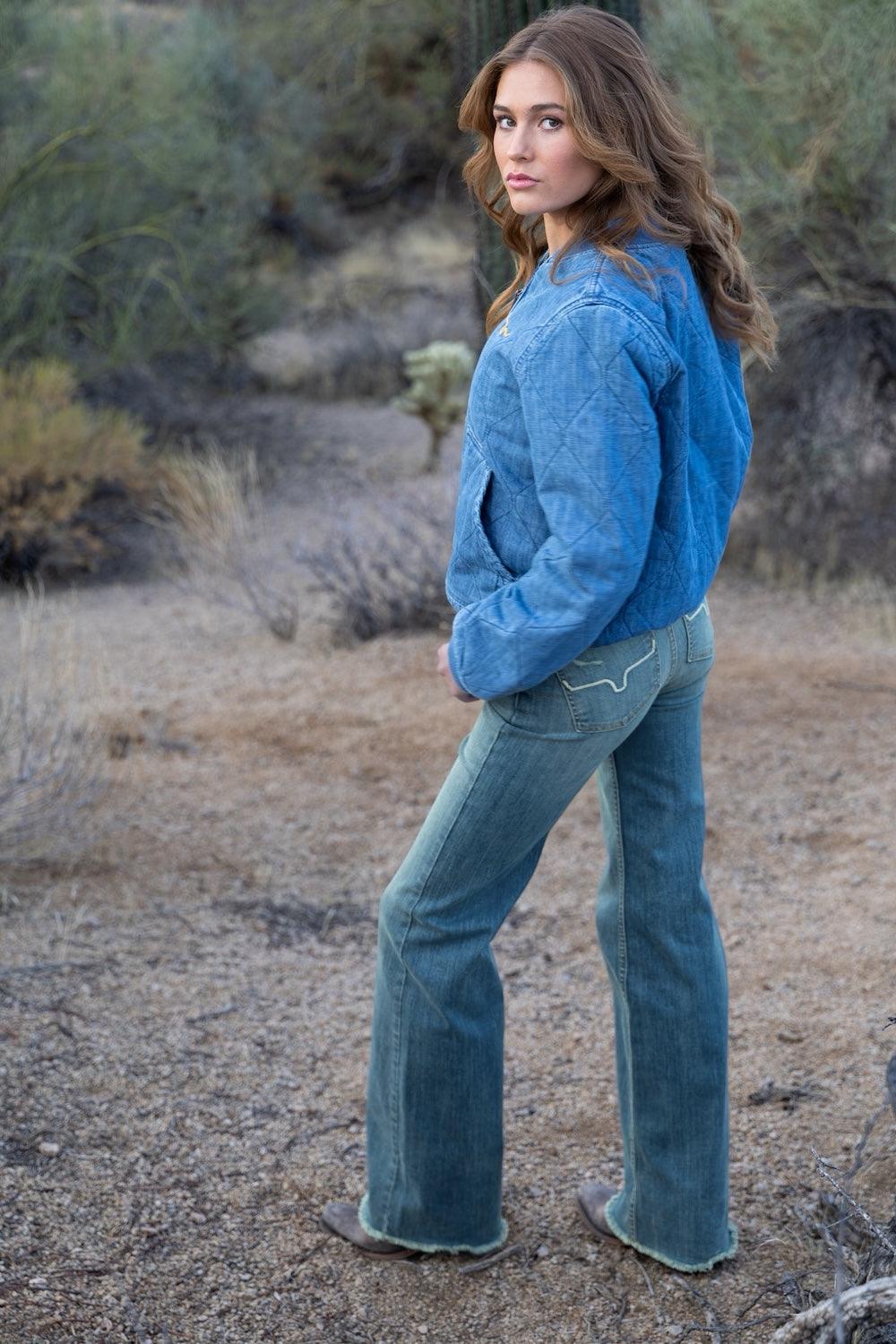 Blauwe jeans met lichtblauwe jas en lichtblauwe laarzen, zijprofiel