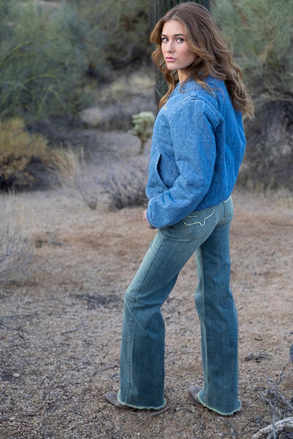 Blauwe jeans met lichtblauwe jas en lichtblauwe laarzen, zijprofiel
